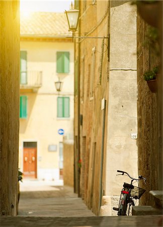 pienza - Bicycle parked in village alleyway Foto de stock - Sin royalties Premium, Código: 6122-07704754