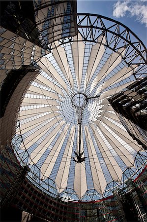 simsearch:632-03779469,k - Low angle view of ornate glass ceiling Photographie de stock - Premium Libres de Droits, Code: 6122-07704701