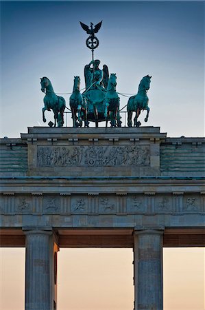 puerta de brandemburgo - Ornate statues on columned building Foto de stock - Sin royalties Premium, Código: 6122-07704705