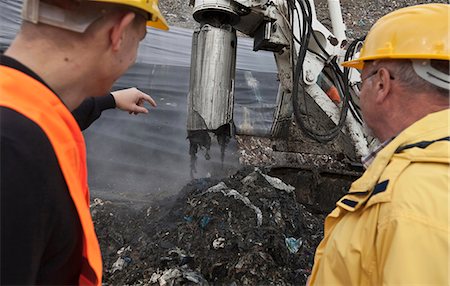 Workers at garbage collection center Photographie de stock - Premium Libres de Droits, Code: 6122-07704717