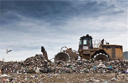 Bulldozer at garbage collection center Foto de stock - Sin royalties Premium, Código: 6122-07704727