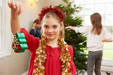 Girl playing with Christmas decorations Foto de stock - Sin royalties Premium, Código: 6122-07704865