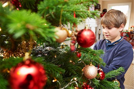 simsearch:6118-07352995,k - Boy decorating Christmas tree Foto de stock - Royalty Free Premium, Número: 6122-07704870