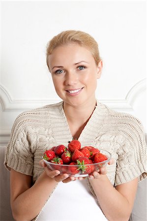simsearch:6122-08229154,k - Smiling woman with bowl of strawberries Stockbilder - Premium RF Lizenzfrei, Bildnummer: 6122-07704955