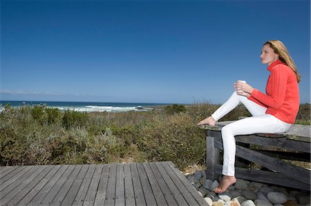 Woman having cup of coffee outdoors Foto de stock - Sin royalties Premium, Código: 6122-07704971