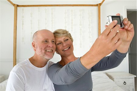 simsearch:6108-06907854,k - Couple taking pictures of themselves Stock Photo - Premium Royalty-Free, Code: 6122-07704936