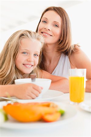 simsearch:6122-07703065,k - Mother and daughter at breakfast table Foto de stock - Sin royalties Premium, Código: 6122-07705041