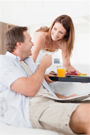 Woman bringing husband breakfast tray Photographie de stock - Premium Libres de Droits, Code: 6122-07705046