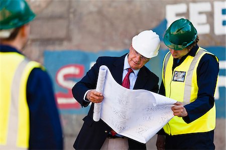 Workers reading blueprints on dry dock Stockbilder - Premium RF Lizenzfrei, Bildnummer: 6122-07705067