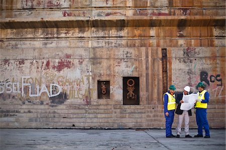 Workers reading blueprints on dry dock Foto de stock - Sin royalties Premium, Código: 6122-07705076