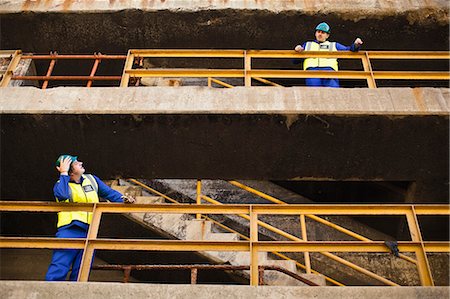 simsearch:6108-06904461,k - Workers shouting from different floors Stock Photo - Premium Royalty-Free, Code: 6122-07705080