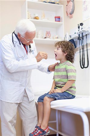 simsearch:649-03621627,k - Doctor examining boy in office Photographie de stock - Premium Libres de Droits, Code: 6122-07705084