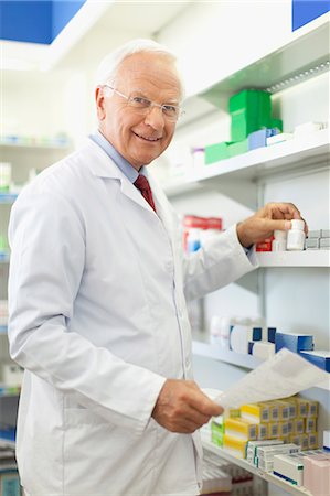 Pharmacist filling prescription Photographie de stock - Premium Libres de Droits, Code: 6122-07705089