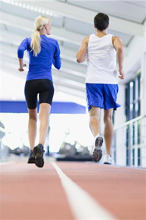 simsearch:649-06040337,k - Couple running on indoor track in gym Foto de stock - Sin royalties Premium, Código: 6122-07705132