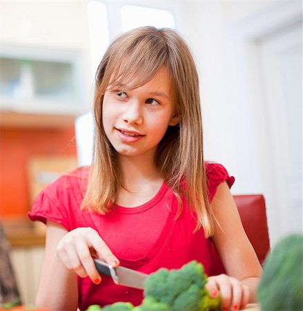 simsearch:649-03447100,k - Girl slicing vegetables in kitchen Foto de stock - Sin royalties Premium, Código: 6122-07705256