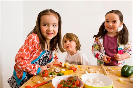 simsearch:6122-08229162,k - Children cooking together in kitchen Foto de stock - Sin royalties Premium, Código: 6122-07705258