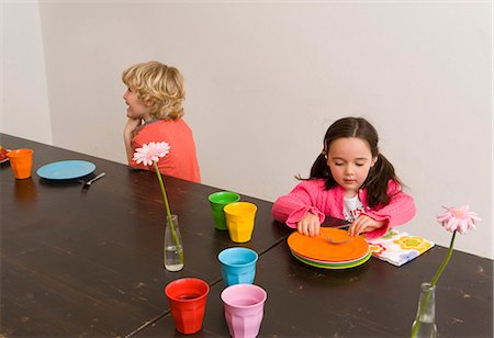 simsearch:649-06489116,k - Children playing at table in kitchen Foto de stock - Royalty Free Premium, Número: 6122-07705260