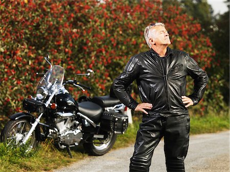seniors motorcycle - Older man in leather with motorcycle Photographie de stock - Premium Libres de Droits, Code: 6122-07705275