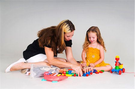 simsearch:6122-07706907,k - Mother and daughter playing together Foto de stock - Sin royalties Premium, Código: 6122-07705292