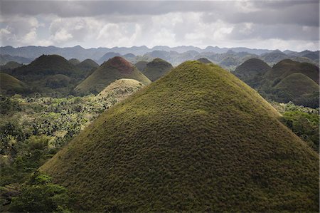 Pointed hills in rural landscape Photographie de stock - Premium Libres de Droits, Code: 6122-07705219