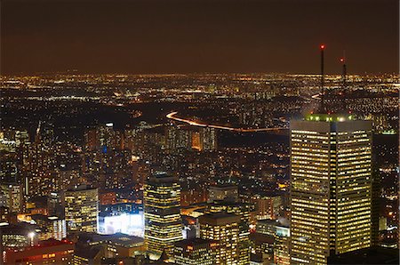 simsearch:6122-07696553,k - Aerial view of Toronto lit up at night Foto de stock - Sin royalties Premium, Código: 6122-07705355