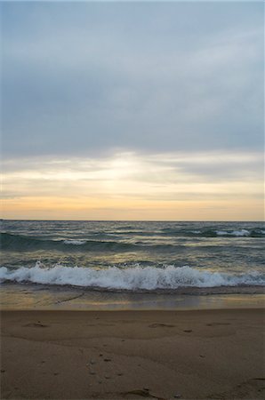 simsearch:6113-07160360,k - Waves crashing on sandy beach Photographie de stock - Premium Libres de Droits, Code: 6122-07705359