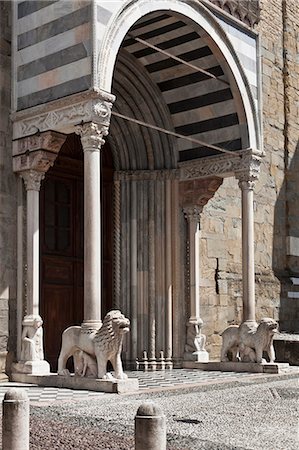 Lion statues in archway entrance Stock Photo - Premium Royalty-Free, Code: 6122-07705492
