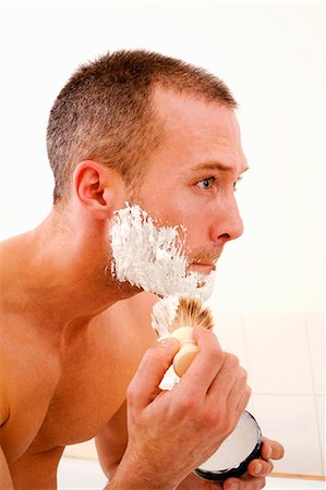 simsearch:693-07456066,k - Man lathering shaving foam in bathroom Photographie de stock - Premium Libres de Droits, Code: 6122-07705424