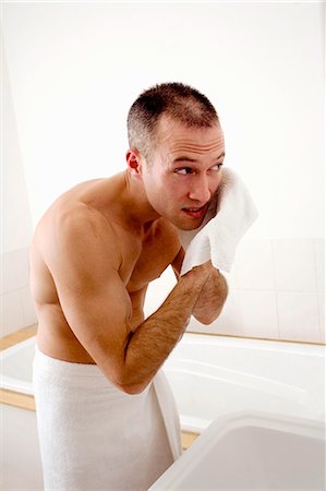 Man washing his face in bathroom Photographie de stock - Premium Libres de Droits, Code: 6122-07705428