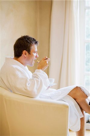 simsearch:6122-07703483,k - Man in bathrobe having breakfast Fotografie stock - Premium Royalty-Free, Codice: 6122-07705432