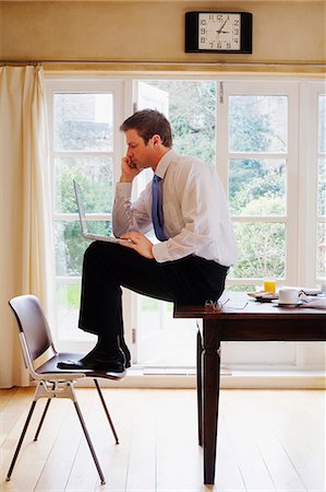 simsearch:649-02423496,k - Businessman using laptop at breakfast Photographie de stock - Premium Libres de Droits, Code: 6122-07705438