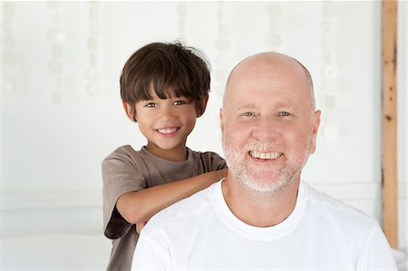 simsearch:6122-07705586,k - Father and son smiling together Foto de stock - Sin royalties Premium, Código: 6122-07705588