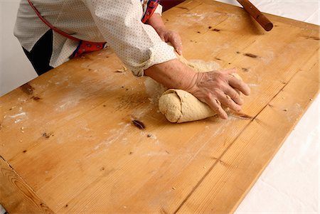 simsearch:649-09205909,k - Older woman kneading dough on board Foto de stock - Royalty Free Premium, Número: 6122-07705643