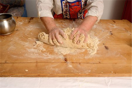 simsearch:649-09205909,k - Older woman kneading dough on board Foto de stock - Royalty Free Premium, Número: 6122-07705642