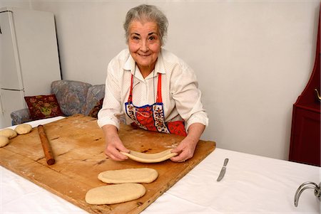 simsearch:649-09205909,k - Older woman shaping dough on board Foto de stock - Royalty Free Premium, Número: 6122-07705648
