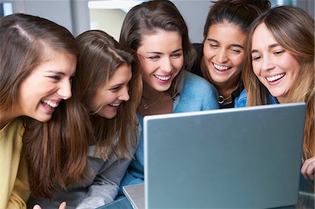 simsearch:614-06719765,k - Smiling women using laptop together Photographie de stock - Premium Libres de Droits, Code: 6122-07705670