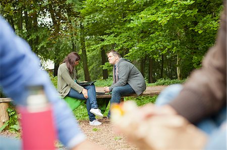 simsearch:6122-07704915,k - Couple reading clipboard in park Foto de stock - Royalty Free Premium, Número: 6122-07705611