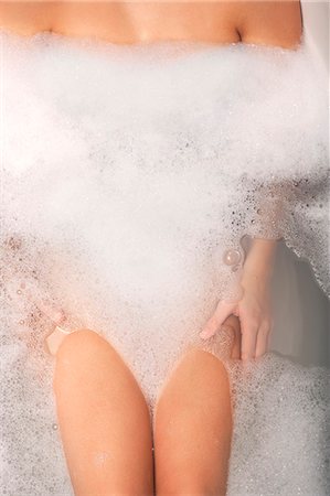 simsearch:6113-07731619,k - Woman relaxing in bubble bath Photographie de stock - Premium Libres de Droits, Code: 6122-07705622
