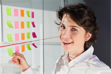 Businesswoman peeling off sticky note Stockbilder - Premium RF Lizenzfrei, Bildnummer: 6122-07705743