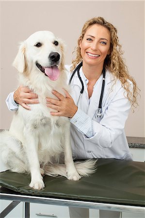 doctor uniform - Veterinarian petting dog in office Photographie de stock - Premium Libres de Droits, Code: 6122-07705745