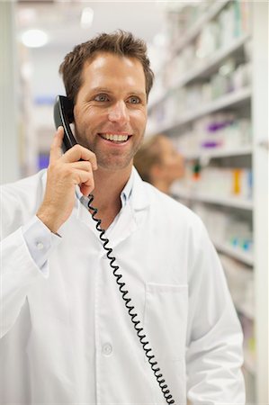 Pharmacist talking on phone Photographie de stock - Premium Libres de Droits, Code: 6122-07705770