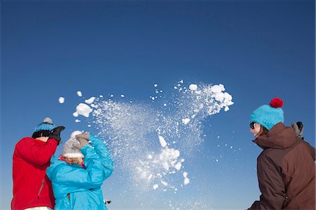 simsearch:6122-07705883,k - Friends having snowball fight outdoors Photographie de stock - Premium Libres de Droits, Code: 6122-07705883