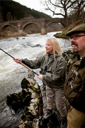 Couple fishing for salmon in river Foto de stock - Sin royalties Premium, Código: 6122-07705894