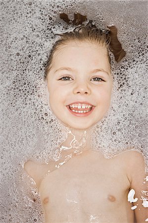 simsearch:649-06112568,k - Smiling girl laying in bubble bath Stock Photo - Premium Royalty-Free, Code: 6122-07705820