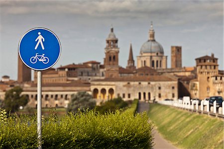 Sign with bicycle and pedestrian in park Stock Photo - Premium Royalty-Free, Code: 6122-07706074