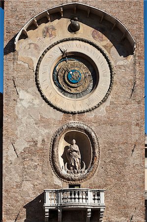 simsearch:649-06002020,k - Ornate clock and statue on tower Photographie de stock - Premium Libres de Droits, Code: 6122-07706078