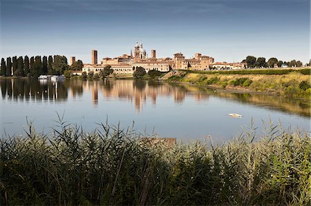 simsearch:6122-07705483,k - City skyline reflected in still lake Foto de stock - Sin royalties Premium, Código: 6122-07706082