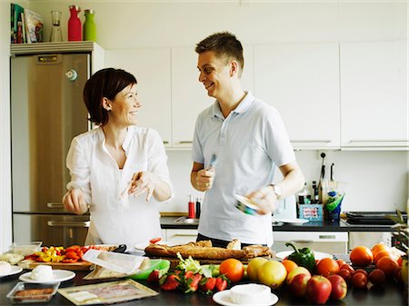 simsearch:6113-08550102,k - Couple cooking together in kitchen Stock Photo - Premium Royalty-Free, Code: 6122-07706027