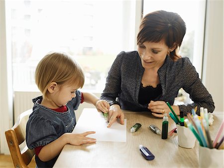 simsearch:6122-07699757,k - Mother and daughter drawing together Foto de stock - Sin royalties Premium, Código: 6122-07706024