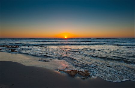 sonrisa sardónica - Waves crashing on sandy beach at sunrise Stock Photo - Premium Royalty-Free, Code: 6122-07706113